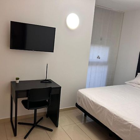 Fira Gran Via 2 - Private Rooms In A Shared Apartment - Habitaciones Privadas En Apartamento Compartido L'Hospitalet de Llobregat Eksteriør billede