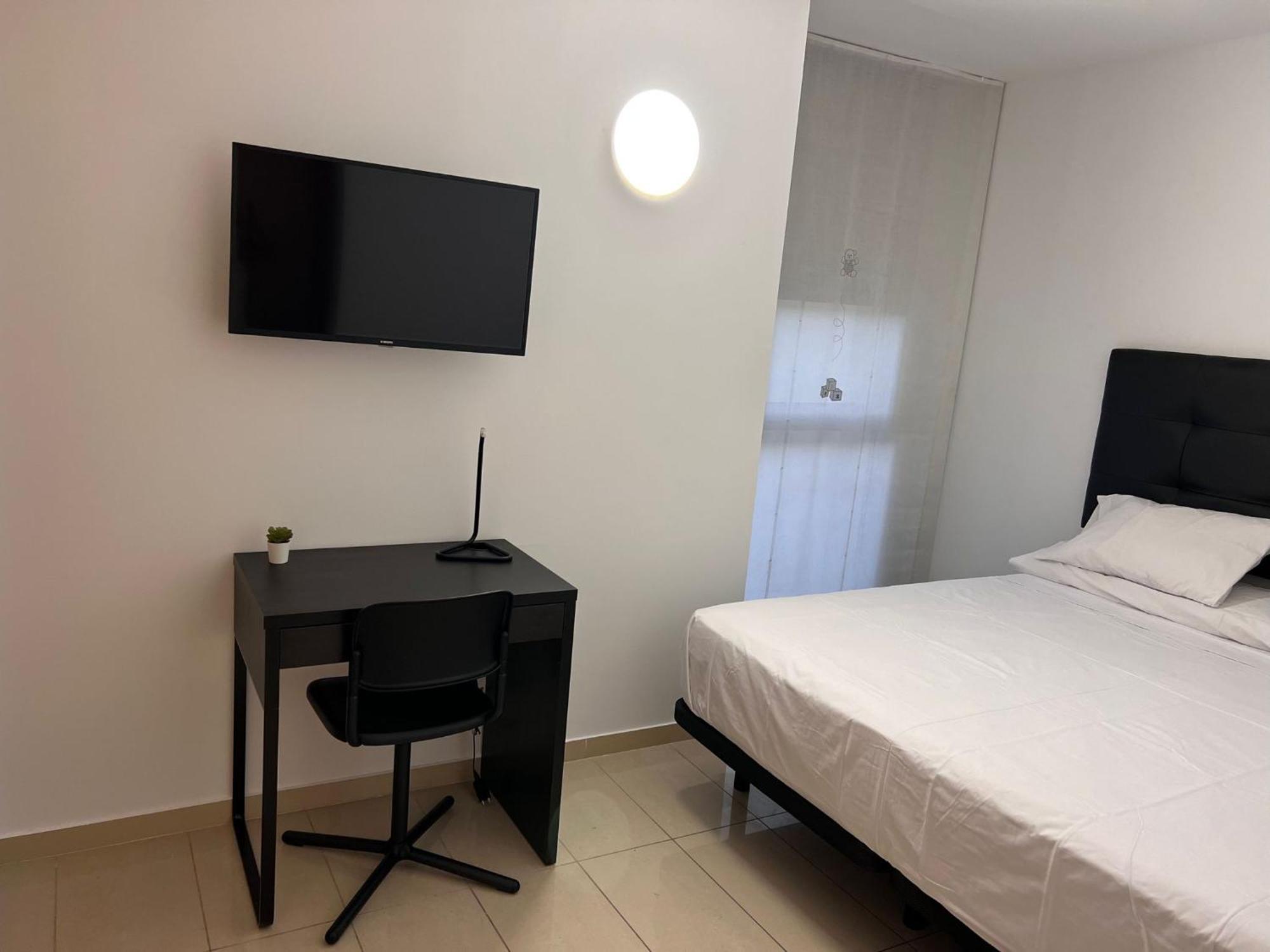 Fira Gran Via 2 - Private Rooms In A Shared Apartment - Habitaciones Privadas En Apartamento Compartido L'Hospitalet de Llobregat Eksteriør billede